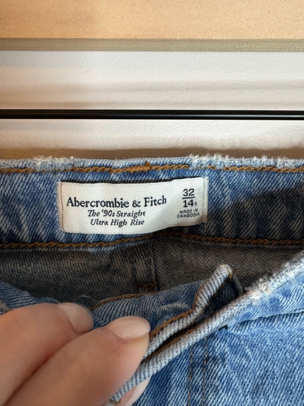Women’s Abercrombie & Fitch The 90’s Straight Ultra High-Rise jeans size 32/14R - Picture 5 of 7